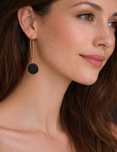 ✨ UShine.gr: Ατσάλινα σκουλαρίκια κρεμαστά με μαύρο ανάγλυφο δίσκο & χρυσή λεπτομέρεια No 1408