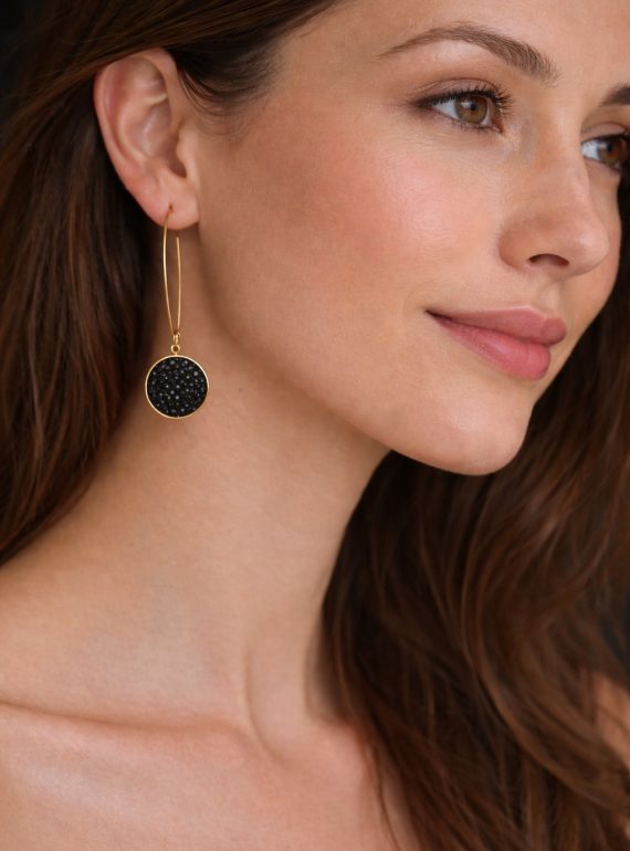 ✨ UShine.gr: Ατσάλινα σκουλαρίκια κρεμαστά με μαύρο ανάγλυφο δίσκο & χρυσή λεπτομέρεια No 1408