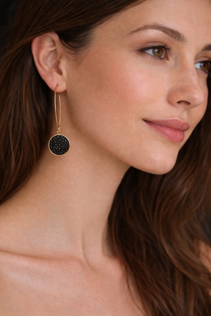 ✨ UShine.gr: Ατσάλινα σκουλαρίκια κρεμαστά με μαύρο ανάγλυφο δίσκο & χρυσή λεπτομέρεια No 1408