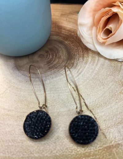 ✨ UShine.gr: Ατσάλινα σκουλαρίκια κρεμαστά με μαύρο ανάγλυφο δίσκο & χρυσή λεπτομέρεια No 1408