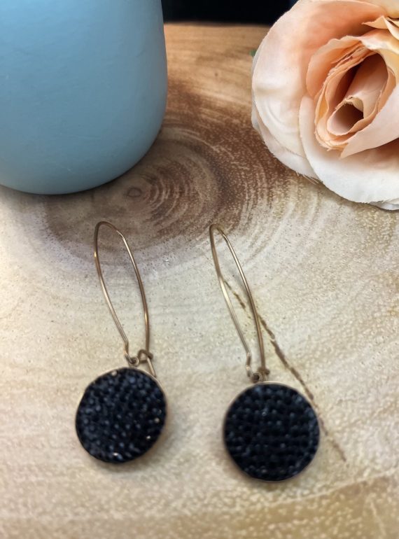 ✨ UShine.gr: Ατσάλινα σκουλαρίκια κρεμαστά με μαύρο ανάγλυφο δίσκο & χρυσή λεπτομέρεια No 1408