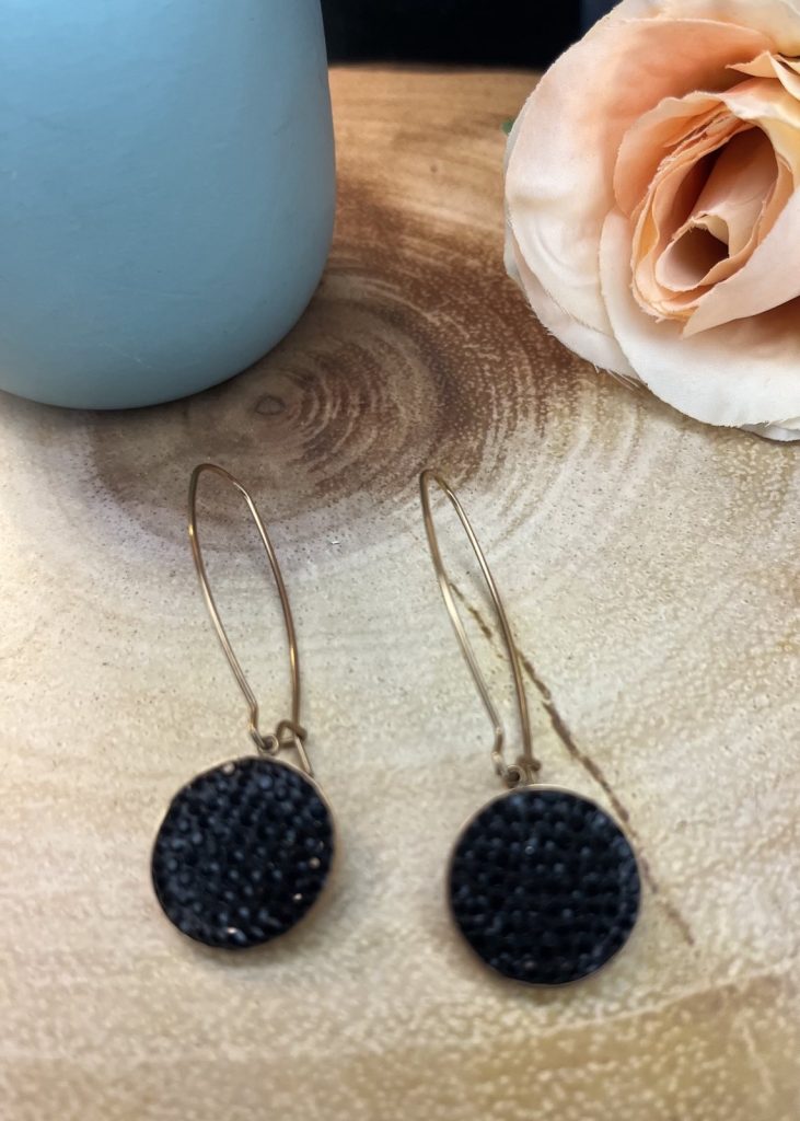 ✨ UShine.gr: Ατσάλινα σκουλαρίκια κρεμαστά με μαύρο ανάγλυφο δίσκο & χρυσή λεπτομέρεια No 1408