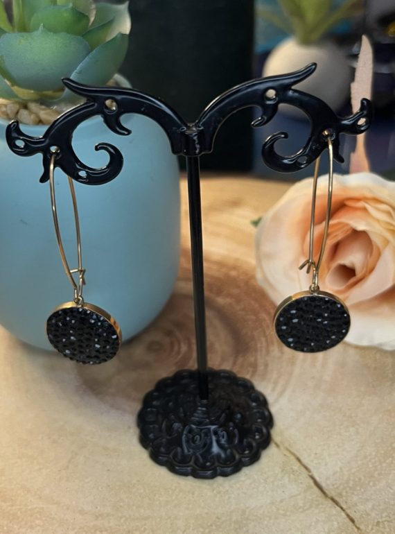 ✨ UShine.gr: Ατσάλινα σκουλαρίκια κρεμαστά με μαύρο ανάγλυφο δίσκο & χρυσή λεπτομέρεια No 1408