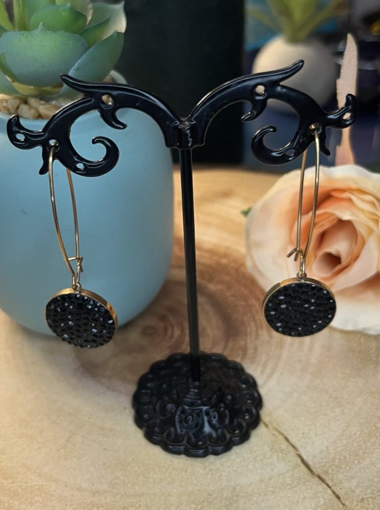 ✨ UShine.gr: Ατσάλινα σκουλαρίκια κρεμαστά με μαύρο ανάγλυφο δίσκο & χρυσή λεπτομέρεια No 1408