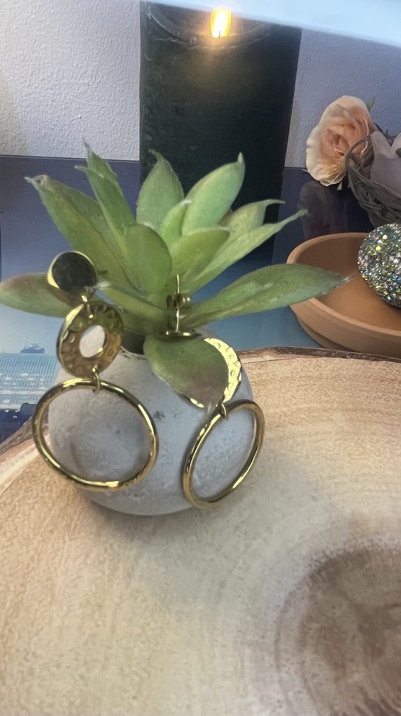 ✨ UShine.gr: Ατσάλινα σκουλαρίκια κρίκοι με σφυρήλατο μοτίφ σε χρυσό τόνο No 1414