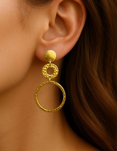 ✨ UShine.gr: Ατσάλινα σκουλαρίκια κρίκοι με σφυρήλατο μοτίφ σε χρυσό τόνο No 1414