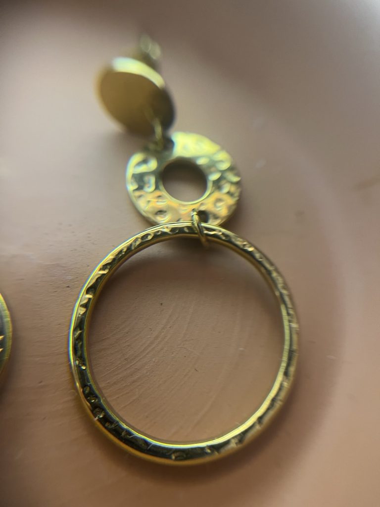 ✨ UShine.gr: Ατσάλινα σκουλαρίκια κρίκοι με σφυρήλατο μοτίφ σε χρυσό τόνο No 1414