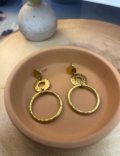 ✨ UShine.gr: Ατσάλινα σκουλαρίκια κρίκοι με σφυρήλατο μοτίφ σε χρυσό τόνο No 1414