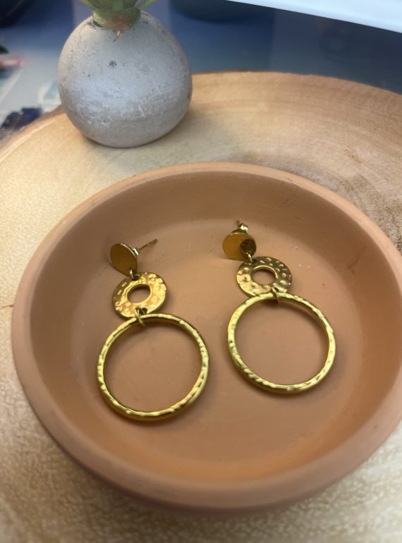 ✨ UShine.gr: Ατσάλινα σκουλαρίκια κρίκοι με σφυρήλατο μοτίφ σε χρυσό τόνο No 1414