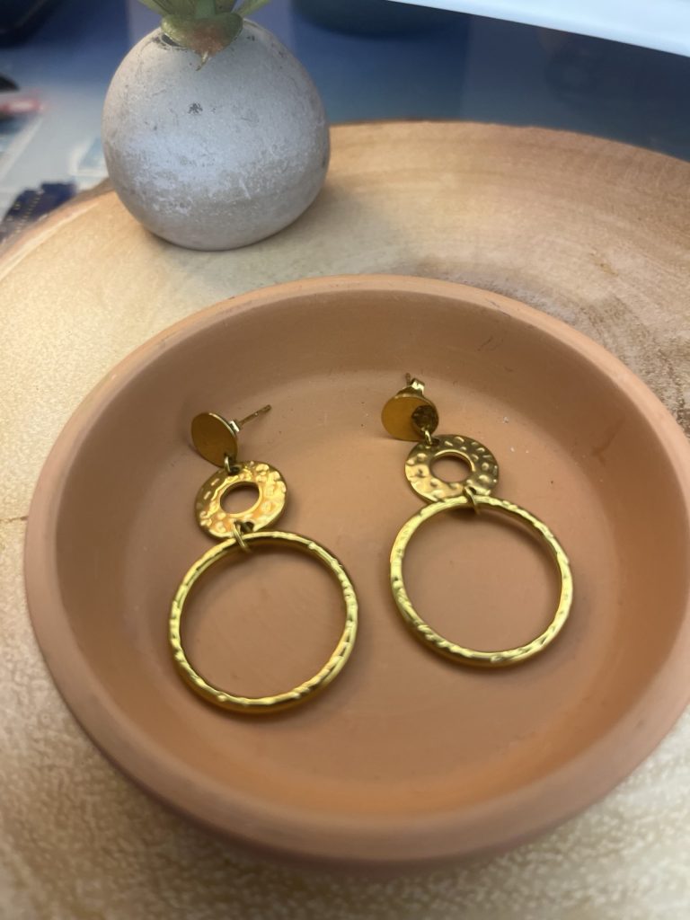 ✨ UShine.gr: Ατσάλινα σκουλαρίκια κρίκοι με σφυρήλατο μοτίφ σε χρυσό τόνο No 1414