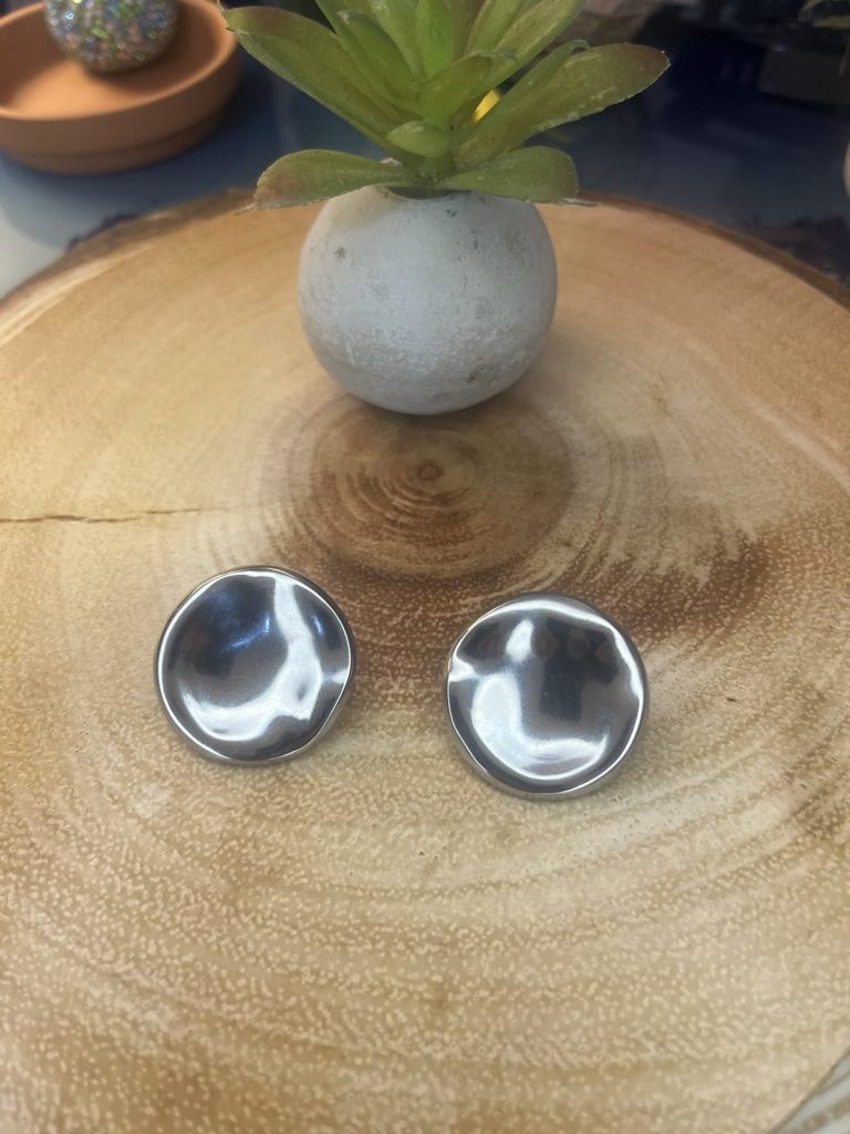 ✨ UShine.gr: Ατσάλινα σκουλαρίκια καρφωτά με οργανικό κυματιστό δίσκο (ασημί) No 1418