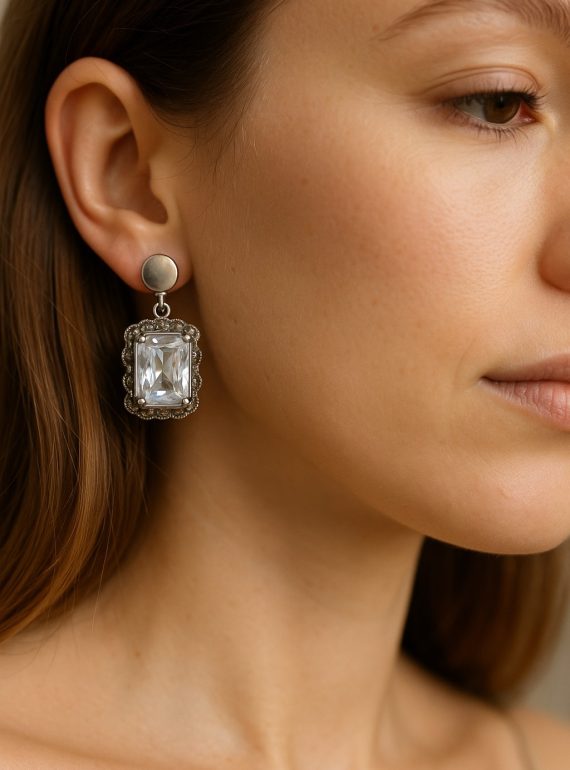 ✨ UShine.gr: Ατσάλινα σκουλαρίκια με ορθογώνια κρυστάλλινη πέτρα & vintage λεπτομέρειες (ασημί) No 1420