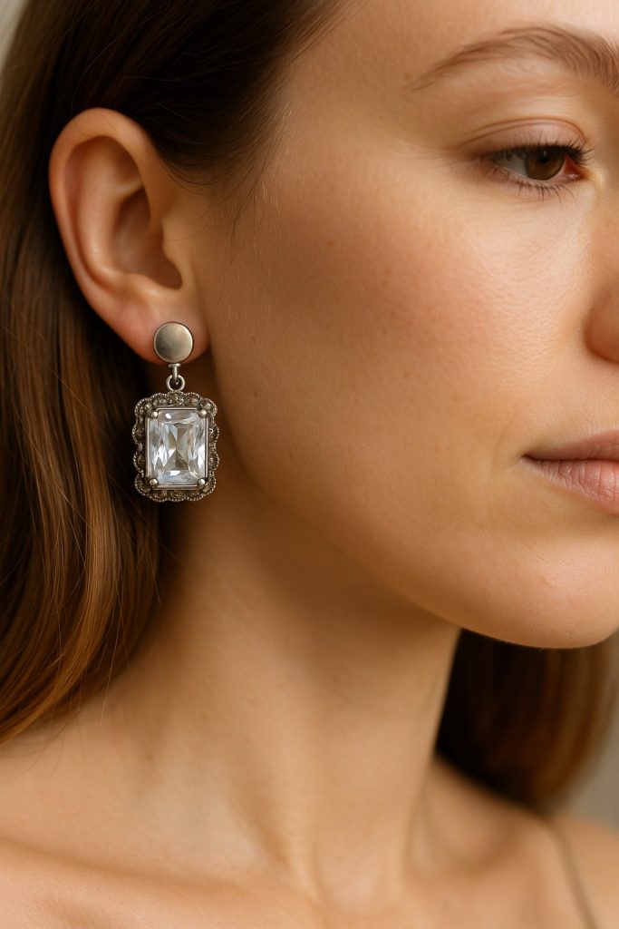 ✨ UShine.gr: Ατσάλινα σκουλαρίκια με ορθογώνια κρυστάλλινη πέτρα & vintage λεπτομέρειες (ασημί) No 1420