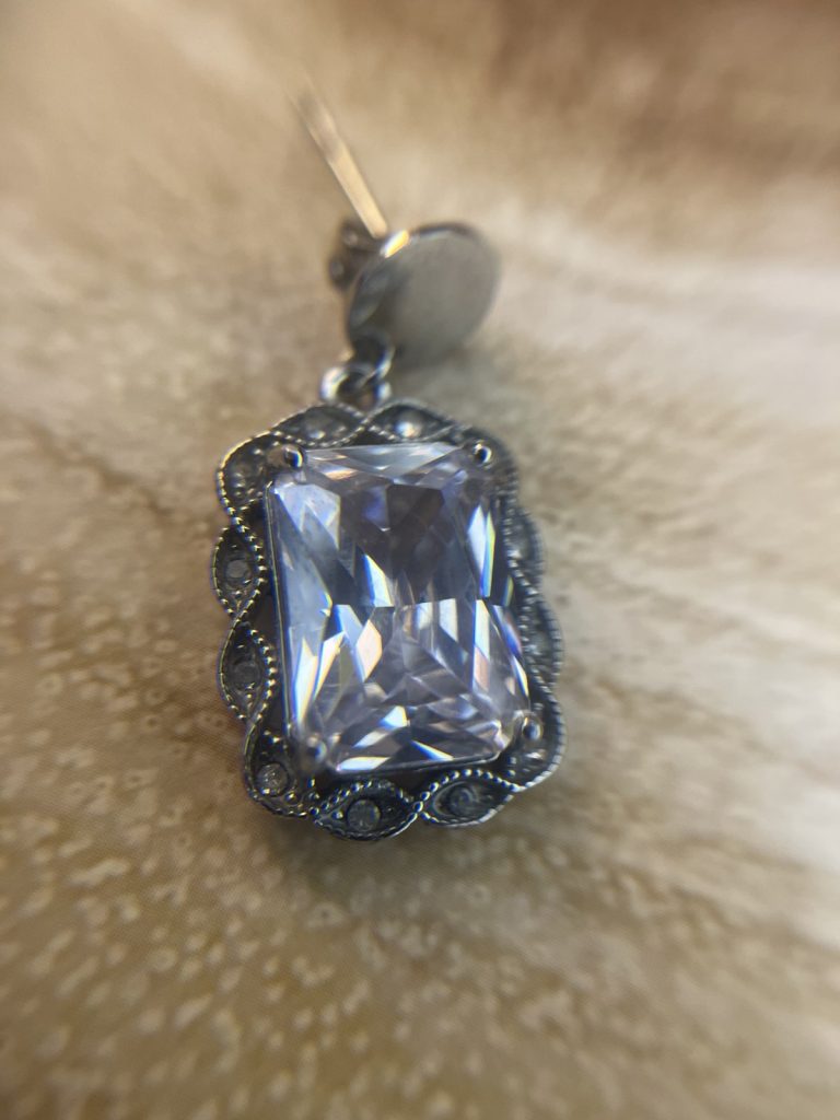 ✨ UShine.gr: Ατσάλινα σκουλαρίκια με ορθογώνια κρυστάλλινη πέτρα & vintage λεπτομέρειες (ασημί) No 1420