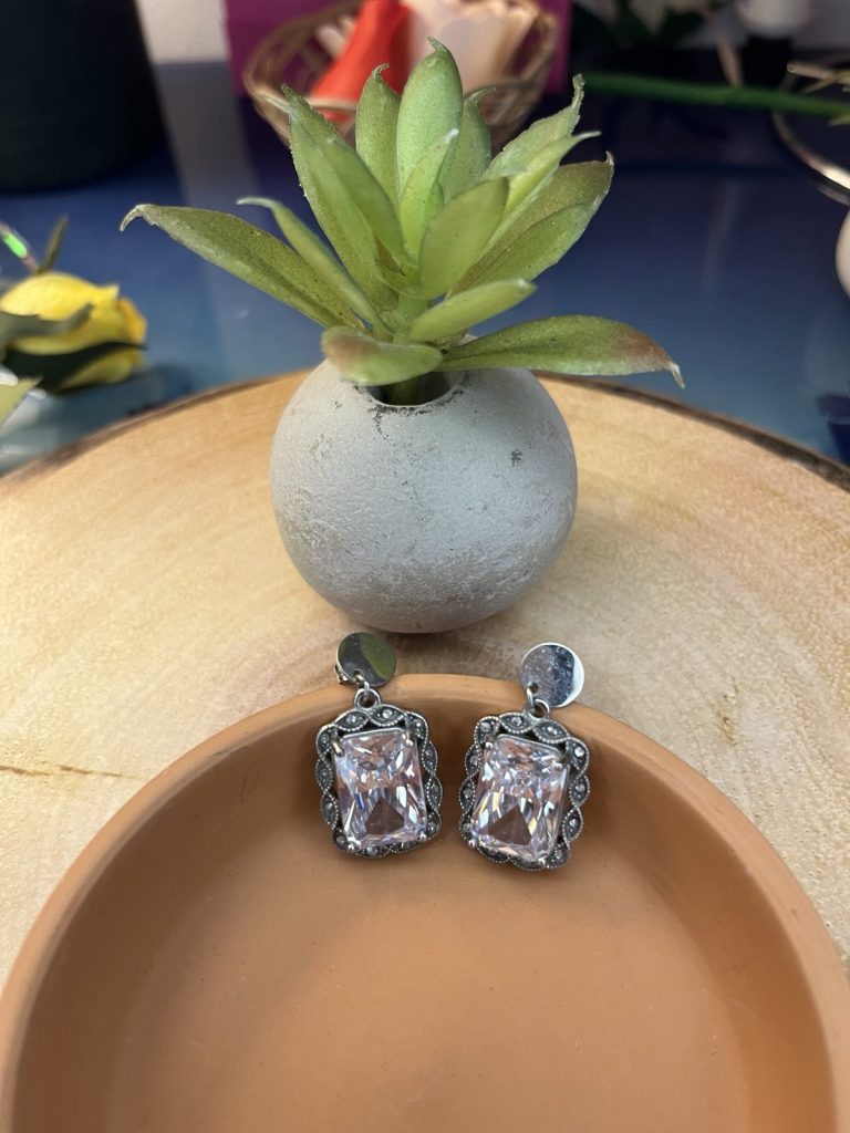 ✨ UShine.gr: Ατσάλινα σκουλαρίκια με ορθογώνια κρυστάλλινη πέτρα & vintage λεπτομέρειες (ασημί) No 1420