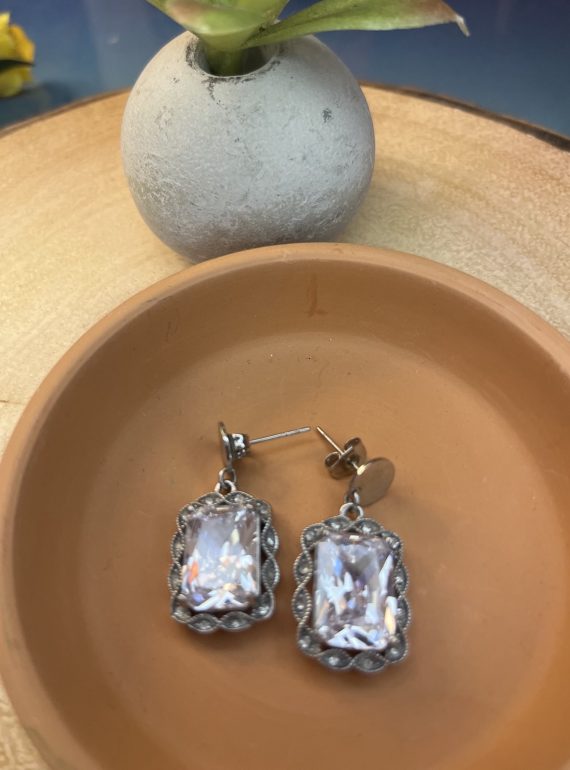 ✨ UShine.gr: Ατσάλινα σκουλαρίκια με ορθογώνια κρυστάλλινη πέτρα & vintage λεπτομέρειες (ασημί) No 1420