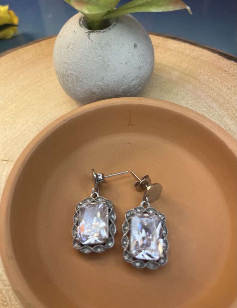 ✨ UShine.gr: Ατσάλινα σκουλαρίκια με ορθογώνια κρυστάλλινη πέτρα & vintage λεπτομέρειες (ασημί) No 1420