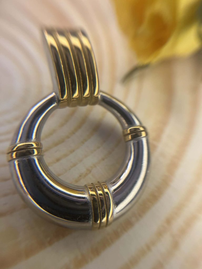 ✨ UShine.gr: Ατσάλινα σκουλαρίκια κρίκοι δίχρωμοι με χρυσές λεπτομέρειες (ασημί & χρυσό) No 1422