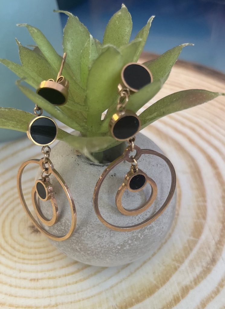 ✨ UShine.gr: Ατσάλινα Μακριά Σκουλαρίκια με Κύκλους & Μαύρες Λεπτομέρειες No 1427