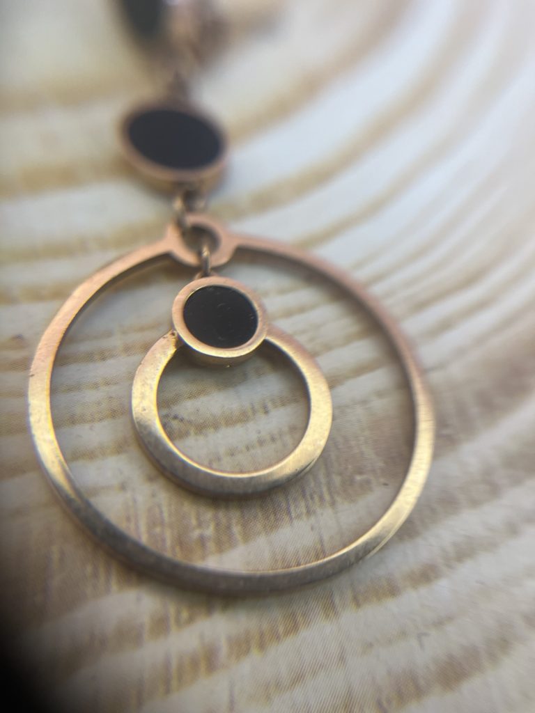 ✨ UShine.gr: Ατσάλινα Μακριά Σκουλαρίκια με Κύκλους & Μαύρες Λεπτομέρειες No 1427