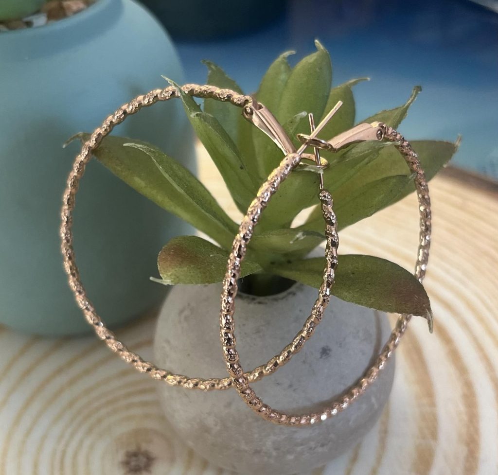 ✨ UShine.gr: Ατσάλινα Σκουλαρίκια Κρίκοι με Ανάγλυφη Υφή σε Ροζ Χρυσό No 1429