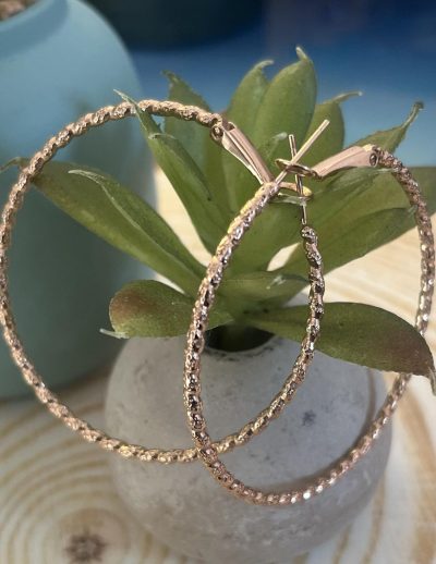 ✨ UShine.gr: Ατσάλινα Σκουλαρίκια Κρίκοι με Ανάγλυφη Υφή σε Ροζ Χρυσό No 1429