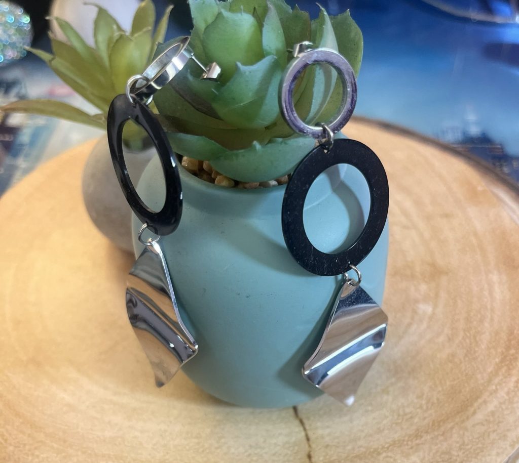 ✨ UShine.gr: Ατσάλινα Μακριά Σκουλαρίκια με Μαύρο Κρίκο & Γεωμετρικό Ασημί Στοιχείο No 1430