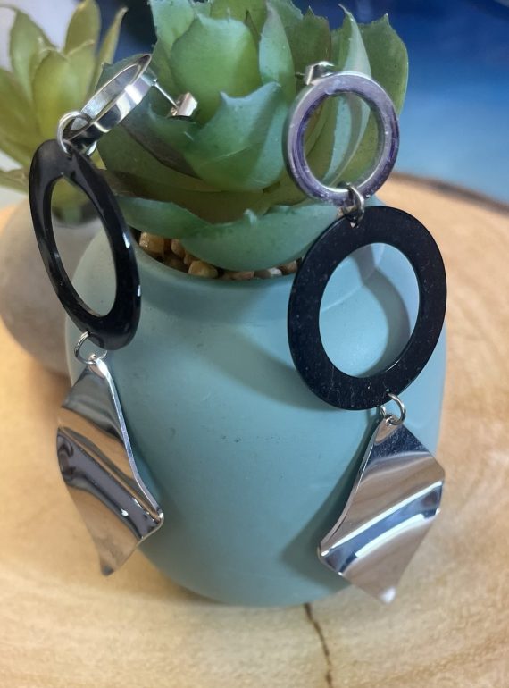 ✨ UShine.gr: Ατσάλινα Μακριά Σκουλαρίκια με Μαύρο Κρίκο & Γεωμετρικό Ασημί Στοιχείο No 1430