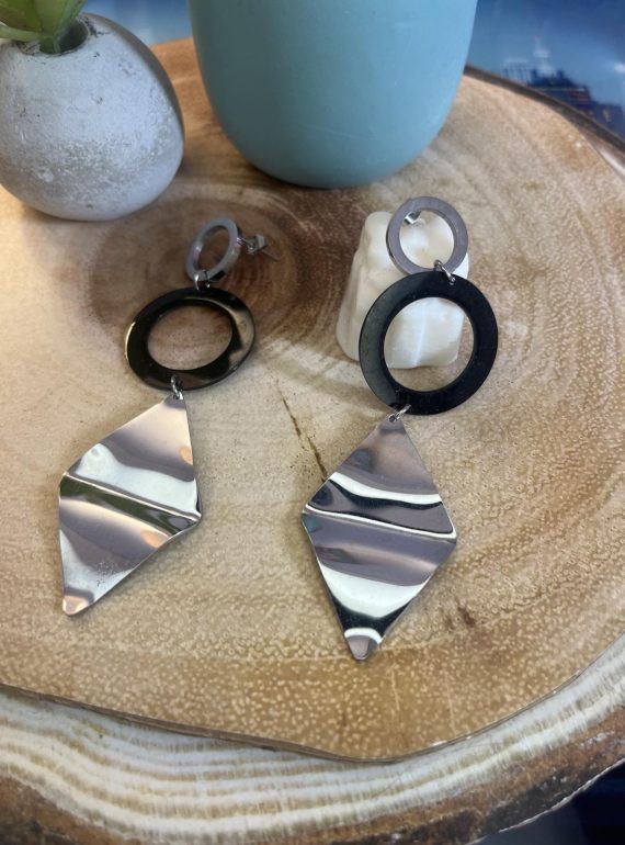 ✨ UShine.gr: Ατσάλινα Μακριά Σκουλαρίκια με Μαύρο Κρίκο & Γεωμετρικό Ασημί Στοιχείο No 1430