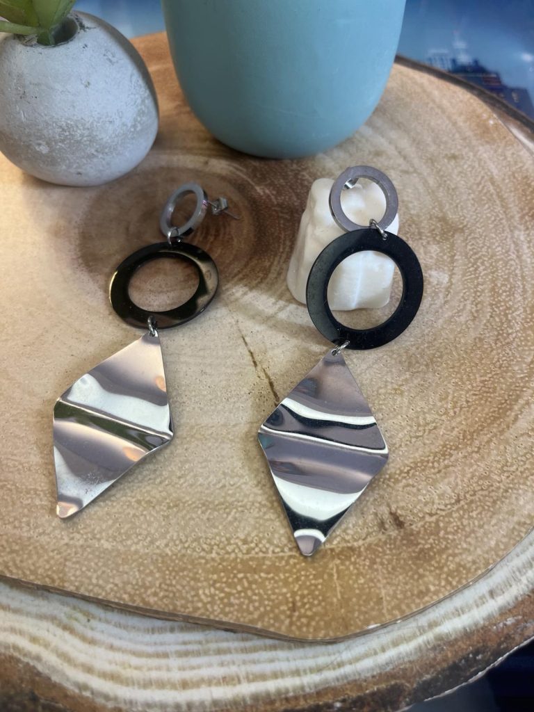 ✨ UShine.gr: Ατσάλινα Μακριά Σκουλαρίκια με Μαύρο Κρίκο & Γεωμετρικό Ασημί Στοιχείο No 1430