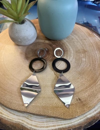 ✨ UShine.gr: Ατσάλινα Μακριά Σκουλαρίκια με Μαύρο Κρίκο & Γεωμετρικό Ασημί Στοιχείο No 1430