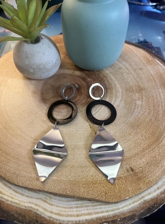 ✨ UShine.gr: Ατσάλινα Μακριά Σκουλαρίκια με Μαύρο Κρίκο & Γεωμετρικό Ασημί Στοιχείο No 1430