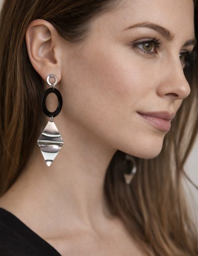 ✨ UShine.gr: Ατσάλινα Μακριά Σκουλαρίκια με Μαύρο Κρίκο & Γεωμετρικό Ασημί Στοιχείο No 1430