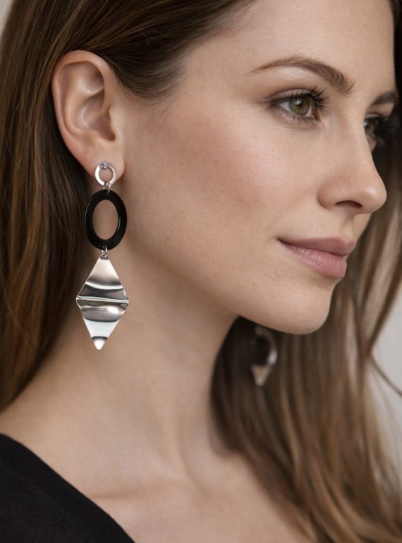 ✨ UShine.gr: Ατσάλινα Μακριά Σκουλαρίκια με Μαύρο Κρίκο & Γεωμετρικό Ασημί Στοιχείο No 1430