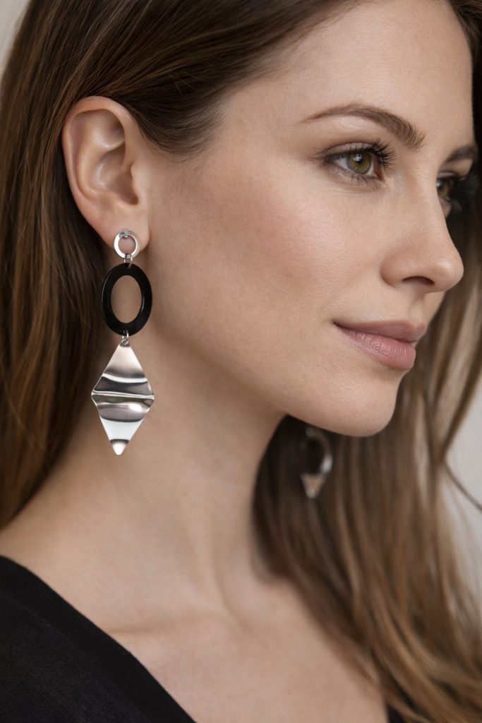 ✨ UShine.gr: Ατσάλινα Μακριά Σκουλαρίκια με Μαύρο Κρίκο & Γεωμετρικό Ασημί Στοιχείο No 1430