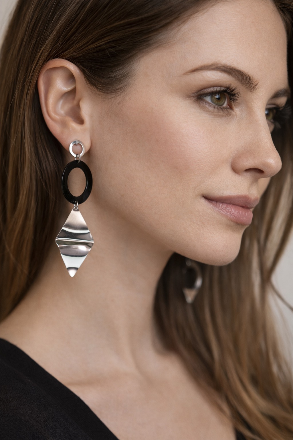 ✨ UShine.gr: Ατσάλινα Μακριά Σκουλαρίκια με Μαύρο Κρίκο & Γεωμετρικό Ασημί Στοιχείο No 1430