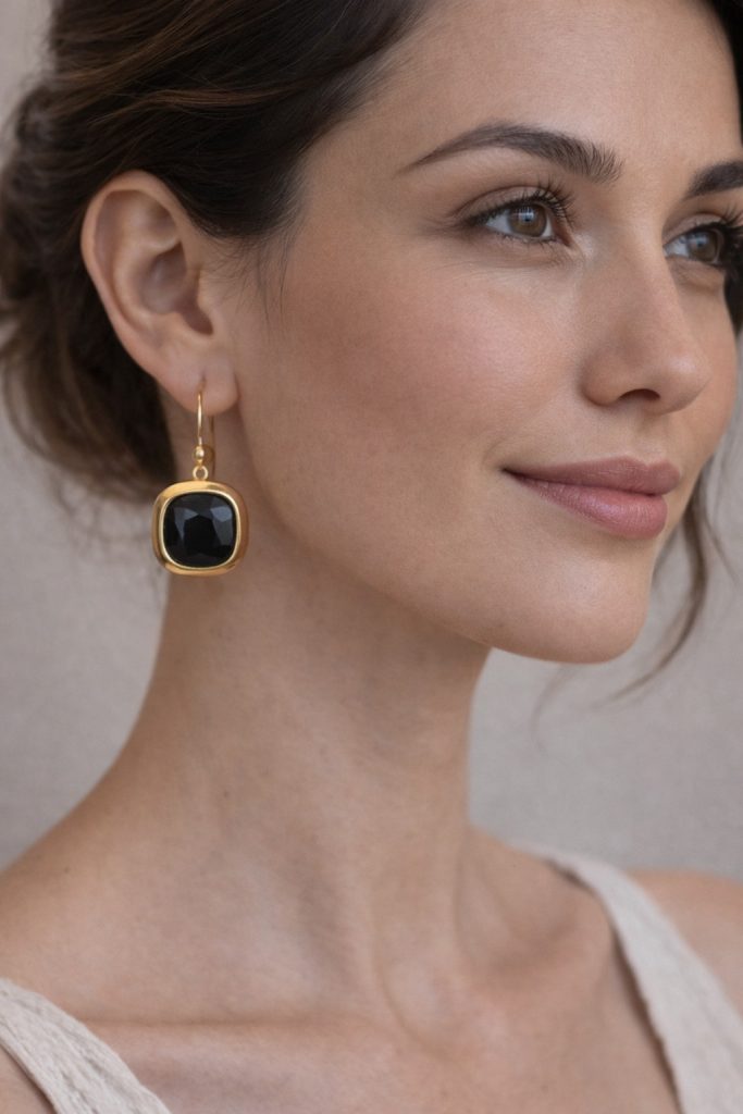 ✨ UShine.gr: Ατσάλινα Σκουλαρίκια με Μαύρη Πέτρα σε Χρυσή Βάση No 1433