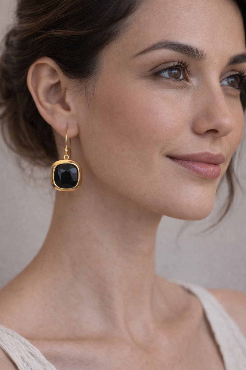 ✨ UShine.gr: Ατσάλινα Σκουλαρίκια με Μαύρη Πέτρα σε Χρυσή Βάση No 1433