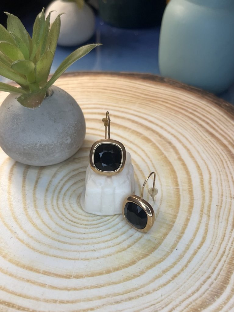 ✨ UShine.gr: Ατσάλινα Σκουλαρίκια με Μαύρη Πέτρα σε Χρυσή Βάση No 1433
