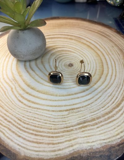 ✨ UShine.gr: Ατσάλινα Σκουλαρίκια με Μαύρη Πέτρα σε Χρυσή Βάση No 1433