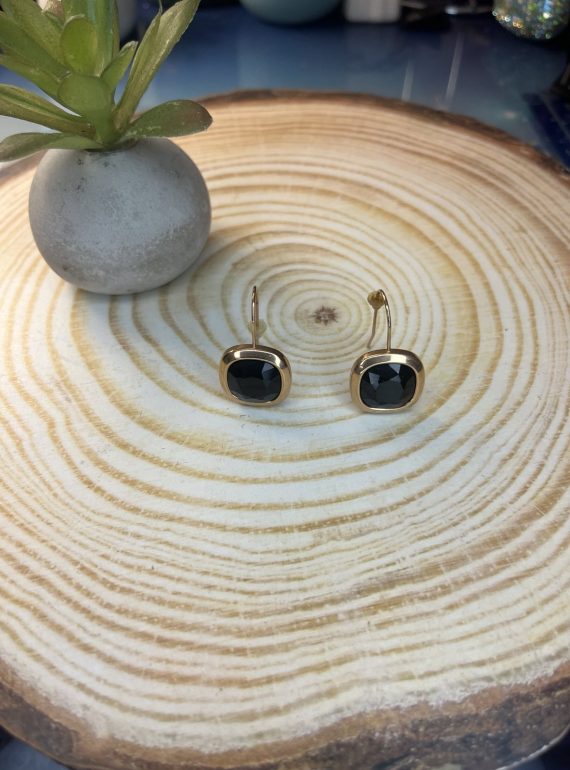 ✨ UShine.gr: Ατσάλινα Σκουλαρίκια με Μαύρη Πέτρα σε Χρυσή Βάση No 1433