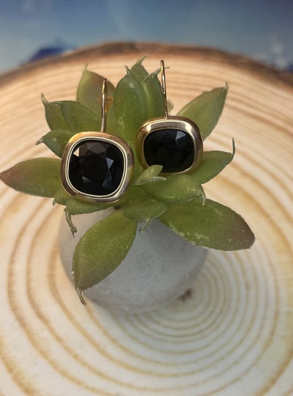 ✨ UShine.gr: Ατσάλινα Σκουλαρίκια με Μαύρη Πέτρα σε Χρυσή Βάση No 1433