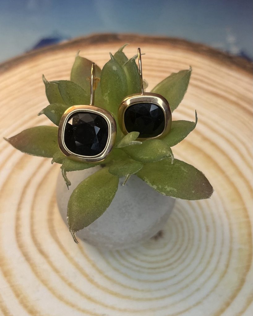 ✨ UShine.gr: Ατσάλινα Σκουλαρίκια με Μαύρη Πέτρα σε Χρυσή Βάση No 1433