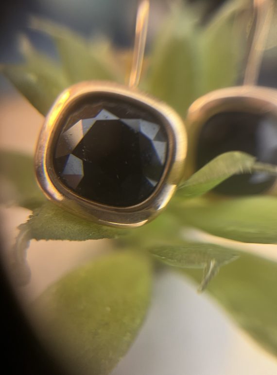 ✨ UShine.gr: Ατσάλινα Σκουλαρίκια με Μαύρη Πέτρα σε Χρυσή Βάση No 1433