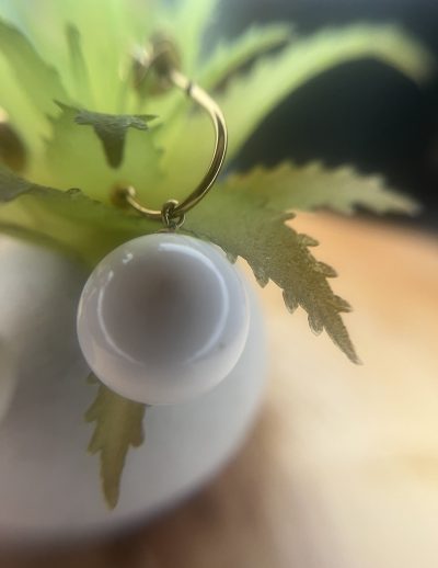 ✨ UShine.gr: Ατσάλινα Σκουλαρίκια με Λευκή Πέρλα σε Χρυσό Κρίκο No 1435