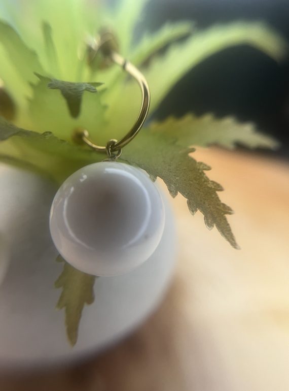 ✨ UShine.gr: Ατσάλινα Σκουλαρίκια με Λευκή Πέρλα σε Χρυσό Κρίκο No 1435