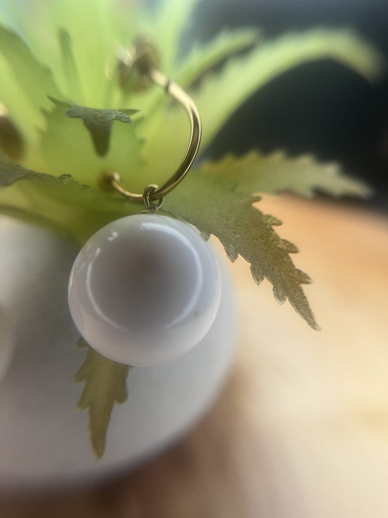 ✨ UShine.gr: Ατσάλινα Σκουλαρίκια με Λευκή Πέρλα σε Χρυσό Κρίκο No 1435