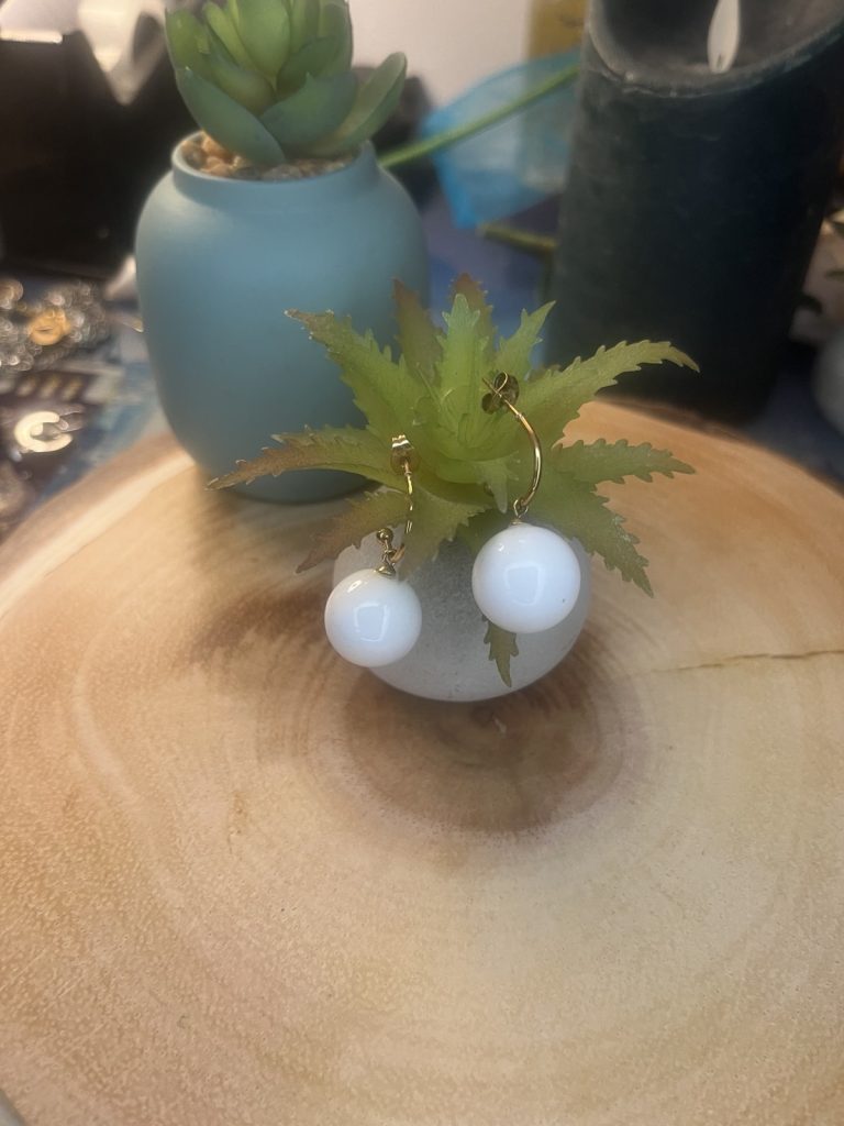 ✨ UShine.gr: Ατσάλινα Σκουλαρίκια με Λευκή Πέρλα σε Χρυσό Κρίκο No 1435