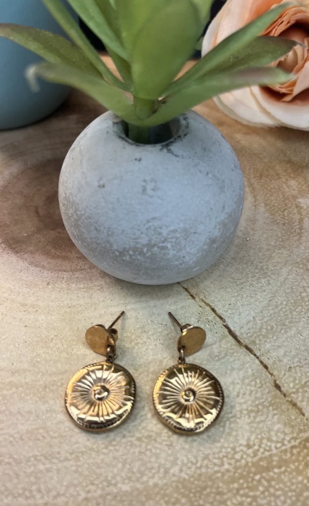 ✨ UShine.gr: Ατσάλινα σκουλαρίκια με ανάγλυφο ηλιακό μοτίβο σε χρυσό τόνο No 1438