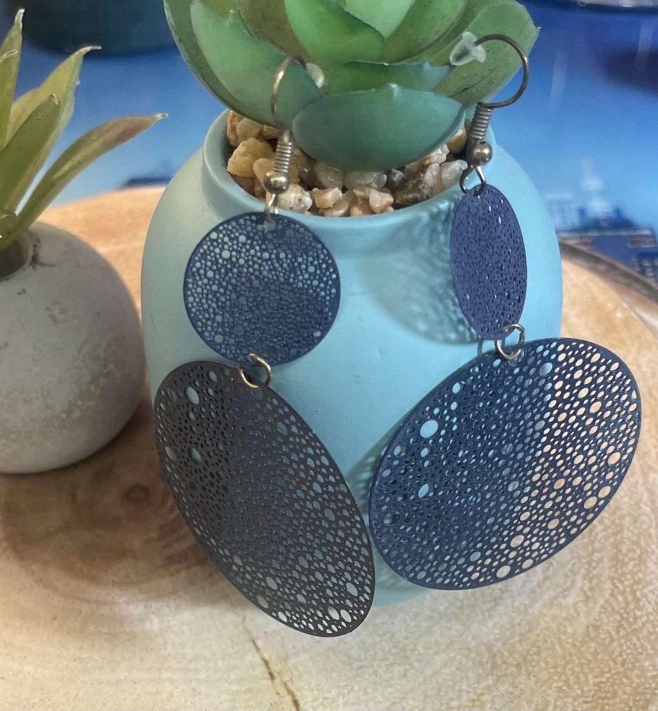 ✨ UShine.gr: Ατσάλινα σκουλαρίκια statement με διάτρητους κύκλους σε μπλε απόχρωση No 1439